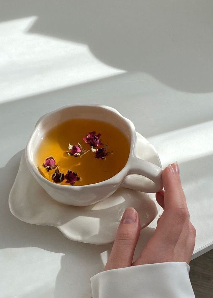 Como transformar a arte de tomar chá em um ritual de autocuidado, cultivando presença, bem-estar e equilíbrio no dia a dia.